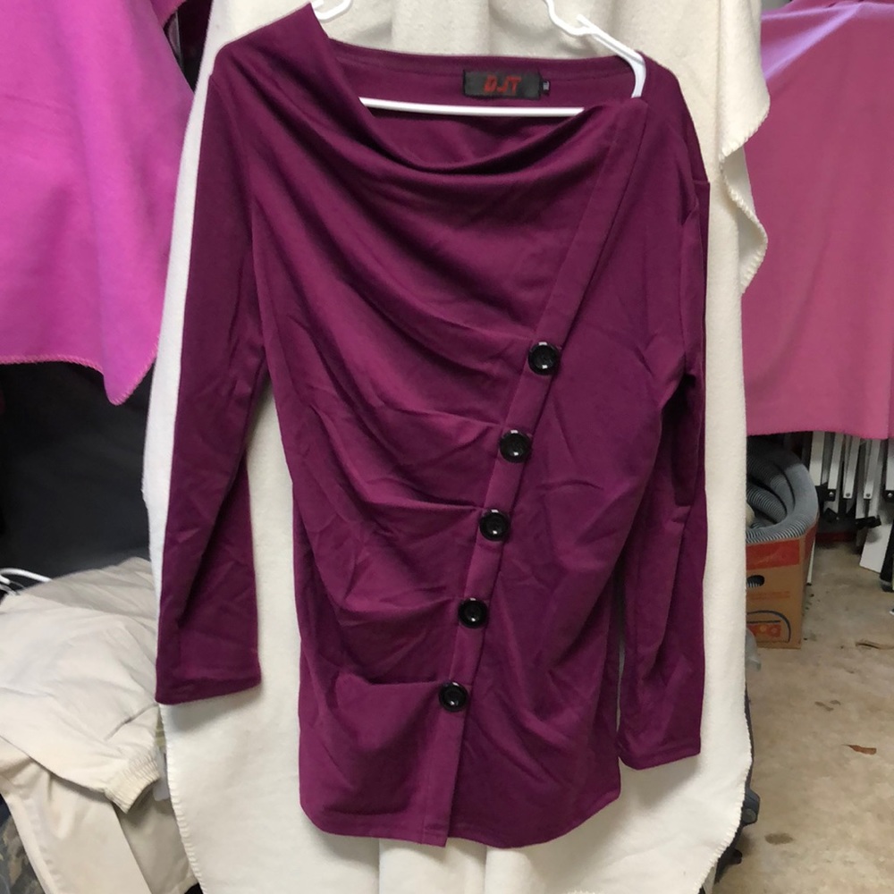 Long top with diagonal buttons berry color